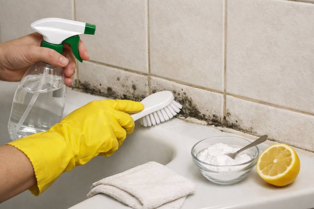 Comment enlever la moisissure dans la salle de bain avec du vinaigre blanc et des gestes simples